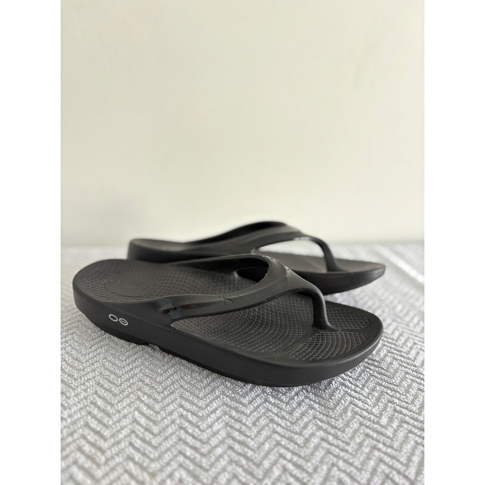 OOFOS OOlala Luxe Recovery Sandals Black Glossy Thong Flip Flops Womens 8 EU 39